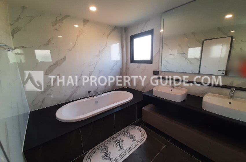 House with Shared Pool in Bangnatrad 